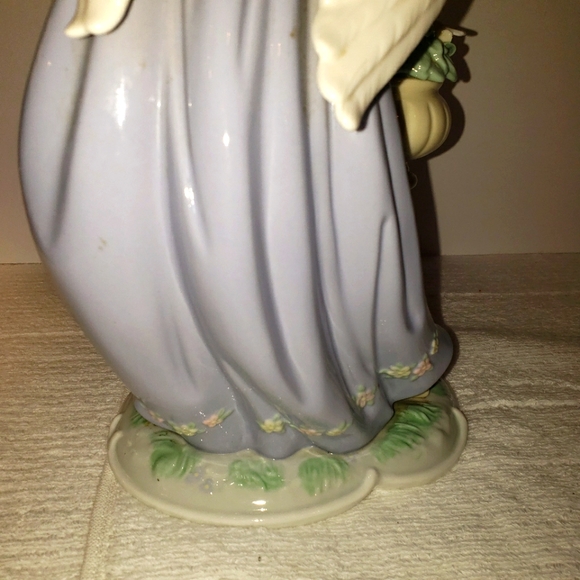 12" Porcelain Angel Hand-painted 2006 Holiday Collection Members Mark - Picture 8 of 13